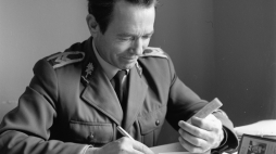 Bez dowodu osobistego ani kroku - w 1951 r. wprowadzono obowiązek jego posiadania. Fot. PAP/Mirosław Iringh