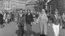 Członkowie szwedzkiego zespołu Abba na placu Zamkowym podczas spaceru po Starym Mieście w Warszawie. Rok 1976. Fot. PAP/Ireneusz Radkiewicz