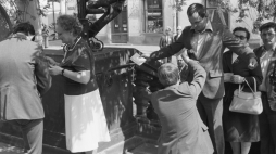 Warszawa, 17.06.1983 r. Przybywających na spotkanie z papieżem szczegółowo kontrolują funkcjonariusze Biura Ochrony Rządu. II pielgrzymka Jana Pawła II do Polski, 16-23 czerwca 1983. Po wizycie w Belwederze Ojciec Święty nawiedził kościół Kapucynów pw. Przemienienia Pańskiego przy ulicy Miodowej 13. Fot. Fot. PAP/Tomasz Listopadzki