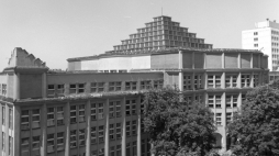 Warszawa, czerwiec 1985 r. Główny gmach Szkoły Głównej Planowania i Statystyki (SGPiS) przy al. Niepodległości 162. Fot. PAP/Jan Morek