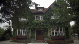 Maisons-Laffitte, 1997 r.. Siedziba Instytutu Literackiego przy Avenue de Poissy 91 (od 1954 r.) założona przez Jerzego Giedroycia. Fot. Jerzy Ruciński (PAP)
