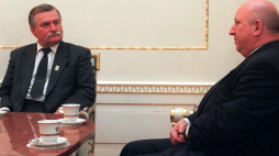Prezydent Lech Wałęsa (L) i Prezes Rady Ministrów Józef Oleksy (P), Warszawa, 19.10.1995. Fot. PAP/Maciej Belina Brzozowski