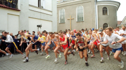 Wadowice, 16.10.2002 r. W 24. rocznicę pontyfikatu Jana Pawła II w Wadowicach, rodzinnym mieście papieża, odbył się I Bieg Śladami Ojca Świętego, prowadzący po miejscach związanych z Karolem Wojtyłą. Fot. PAP/Jacek Bednarczyk