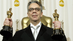 Howard Shore z dwoma Oskarami - za muzykę do trzeciej części filmu Władca pierścieni i piosenki do tego samego dzieła. Fot. PAP/EPA/Brendan McDertmid