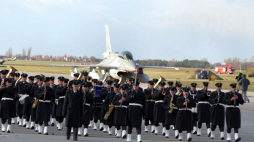 Defilada podczas uroczystości przekazania pierwszych z 48 zakupionych przez Polskę samolotów bojowych F-16, 9 bm. w Poznaniu, 9 listopada 2006 r. PAP/Bogdan Borowiak