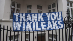 Transparet na płocie ambasady Ekwadoru w Londynie w czasie, w którym ukrywał się tam założyciel WikiLeaks Julian Assange. Fot. PAP/EPA/Hannah Mckay