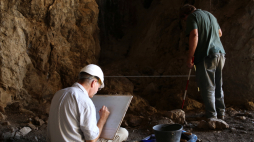 2019 r. Prace zespołu archeologów z Uniwersytetu Cambridge w jaskini Szanidar, 125 km na północ od Irbilu, w regionie Kurdystanu, w Iraku. Fot PAP/EPA Gailan Haji