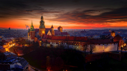 Wschód słońca nad Wawelem w Krakowie. Fot. PAP/Łukasz Gągulski