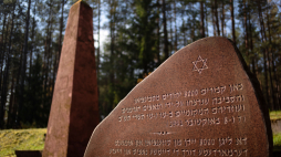 Obelisk poświęcony ofiarom zbrodni w Nowych Święcianach. Fot. PAP/Valdemar Doveiko