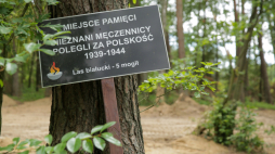 Białuty (woj. warmińsko-mazurskie), 13.07.2022 r. Miejsce Pamięci w miejscowości Białuty, w pobliżu którego odnaleziono dwa masowe groby z prochami ofiar zbrodni niemieckich z czasów II wojny światowej. Fot. PAP/Tomasz Waszczuk
