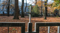 Warszawa, 31.10.2022 r. Teren kościoła św. Apostołów Piotra i Pawła w Warszawie w przededniu Wszystkich Świętych. Stojąca obok kościoła kaplica św. Barbary jest jedyną pozostałością nieistniejącego już Cmentarza Świętokrzyskiego, który był położony między ulicami Marszałkowską, Nowogrodzką, Emilii Plater i Wspólną. Cmentarz został zamknięty dla nowych pochówków w 1831 r., a w 1859 r. podjęto decyzję o jego likwidacji. Fot. PAP/Mateusz Marek