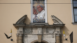 Kraków, Okno Papieskie w Pałacu Biskupim przy ul. Franciszkańskiej. Fot. Łukasz Gągulski (PAP)