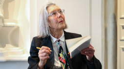Warszawa, 10.06.2025. Anne Carson, laureatka tegorocznej Nagrody Nobla, podczas konferencji prasowej poprzedzającej galę wręczenia Międzynarodowej Nagrody Literackiej im. Zbigniewa Herberta 2025. Fot. Albert Zawada (PAP)