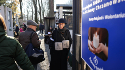 Maja Komorowska podczas kwesty na Starych Powązkach w 2025 r. Fot. PAP/Albert Zawada