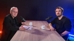 Kierownik działu Kultura PAP Jacek Wakar (L) oraz reżyser Paweł Maślona podczas wywiadu dla Polskiej Agencji Prasowej. Fot. PAP/Piotr Nowak