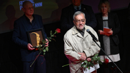 Wyróżnieni Nagrodą Złoty Opornik Tadeusz Arciuch i Maciej Wojciechowski podczas gali 18. Międzynarodowego Festiwalu Filmowego "Niepokorni, Niezłomni, Wyklęci" w Gdyńskim Centrum Filmowym. Fot. PAP/Andrzej Jackowski
