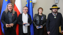 Łódź, 9.10.2026. Uhonorowani medalami „Zasłużony Kulturze Gloria Artis”: Maciej Balcar, Jacek Królik, Izabela Trojanowska oraz Zbigniew Hołdys. Fot. Marian Zubrzycki (PAP)