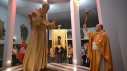 W kościele pw. św. Antoniego w Gdyni z okazji 55. rocznicy jego beatyfikacji odsłonięto pomnik św. Maksymiliana Marii Kolbego. Fot. PAP/Adam Warżawa
