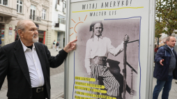 Walter Lis na wystawie „Ratunek z Hiszpanii” w Łodzi. Fot. PAP/Marian Zubrzycki