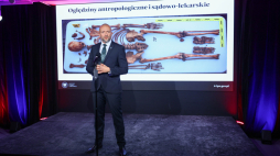 Dr Łukasz Szleszkowski podczas konferencji prasowej podsumowującej tegoroczne prace poszukiwawcze i ekshumacyjne na Ukrainie. Fot. PAP/Szymon Pulcyn