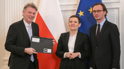 Ministra Marta Cienkowska, dyrektor generalny Fundacji Auschwitz-Birkenau Wojciech Soczewica i wiceambasador Niderlandów w RP Taco Stoppels na uroczystości przekazania przedstawicielom Miejsc Pamięci kolekcji korespondencji i dokumentów należących do ofiar zagłady. Fot. PAP/Marcin Obara