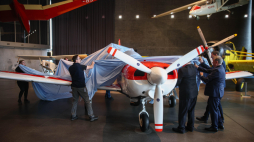 Uroczyste wprowadzenie samolotu PZL M26 Iskierka na ekspozycję Muzeum Lotnictwa Polskiego w Krakowie. Fot. PAP/Łukasz Gągulski
