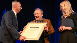 Lublin, 29.10.2026. Redaktor naczelny Gazety Wyborczej Adam Michnik odbiera ustanowioną przez Senat UMCS Nagrodę Specjalną im. Jerzego Giedroycia podczas uroczystości w Teatrze Starym w Lublinie. Obok dr hab. Zbigniew Pastuszak  i prof. dr hab. Iwona Hofman. Fot. PAP/Wojtek Jargiło