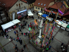 Konkurs palm wielkanocnych w Lipnicy Murowanej - choćby pogoda nie przeszkodziła uczestnikom (wideo)