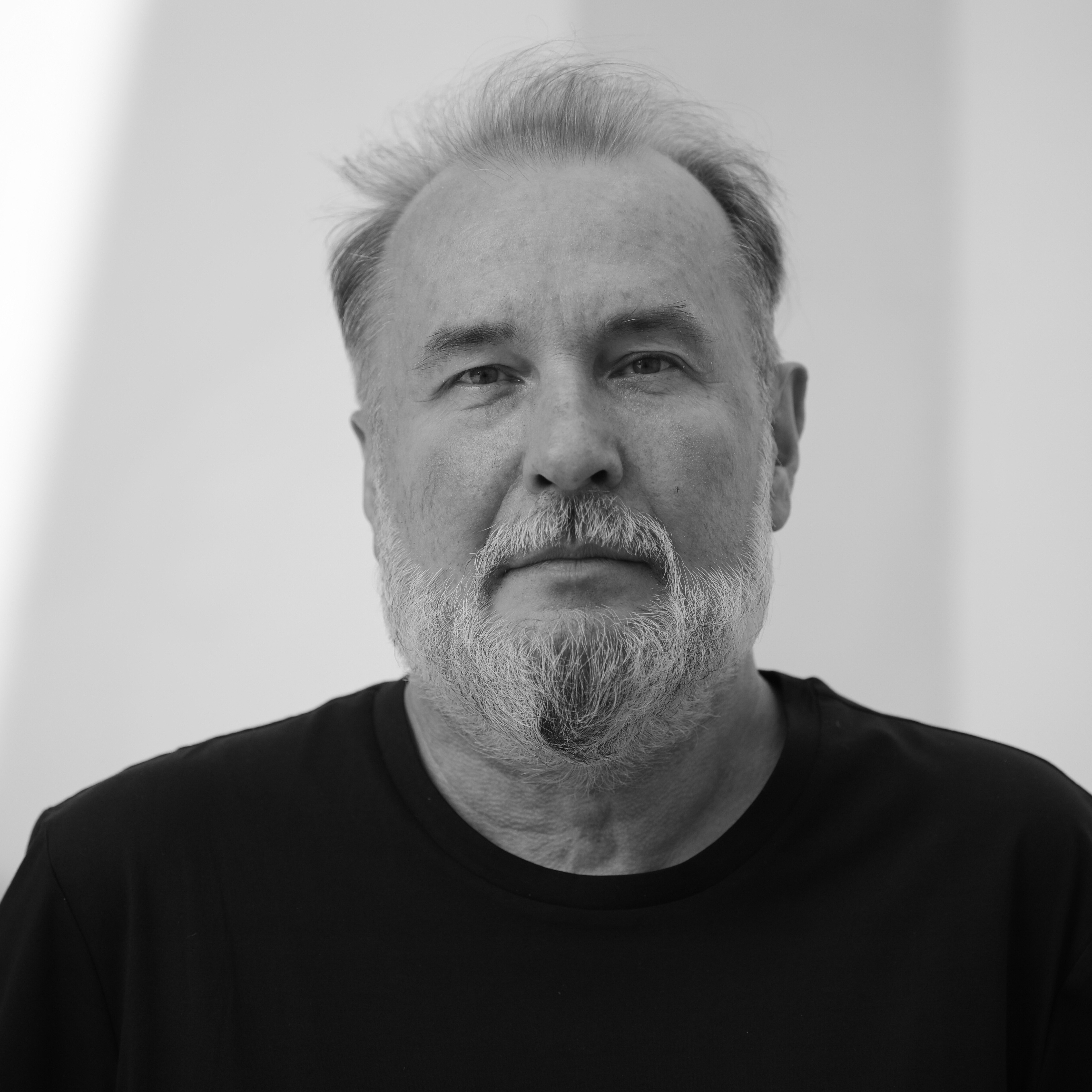 Warszawa, 06.06.2024. Na zdjęciu z 31 maja br. poeta, eseista i krytyk literacki Piotr Kępiński podczas sesji dla Polskiej Agencji Prasowej w Warszawie. (amb) PAP/Albert Zawada