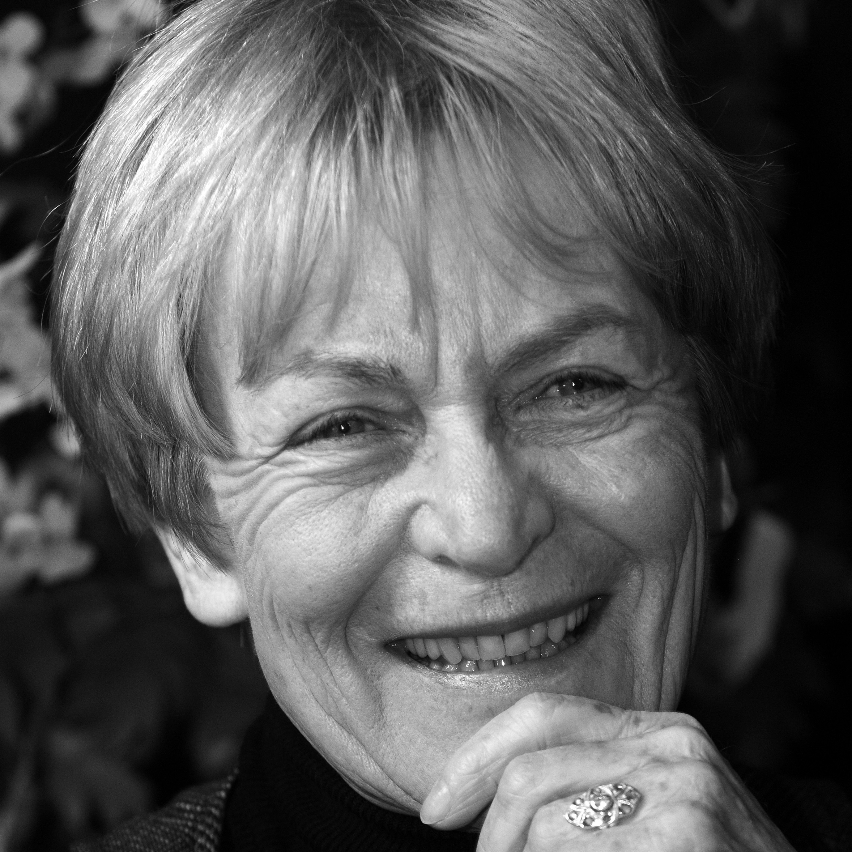 Warszawa 20.12.2010 Klub Księgarza. Warszawska Premiera Literacka. Książka grudnia 2010 pt. "Zrób sobie raj" Mariusza Szczygła. Nz. dziennikarka Małgorzata Szejnert. soa PAP/ Andrzej Rybczyński