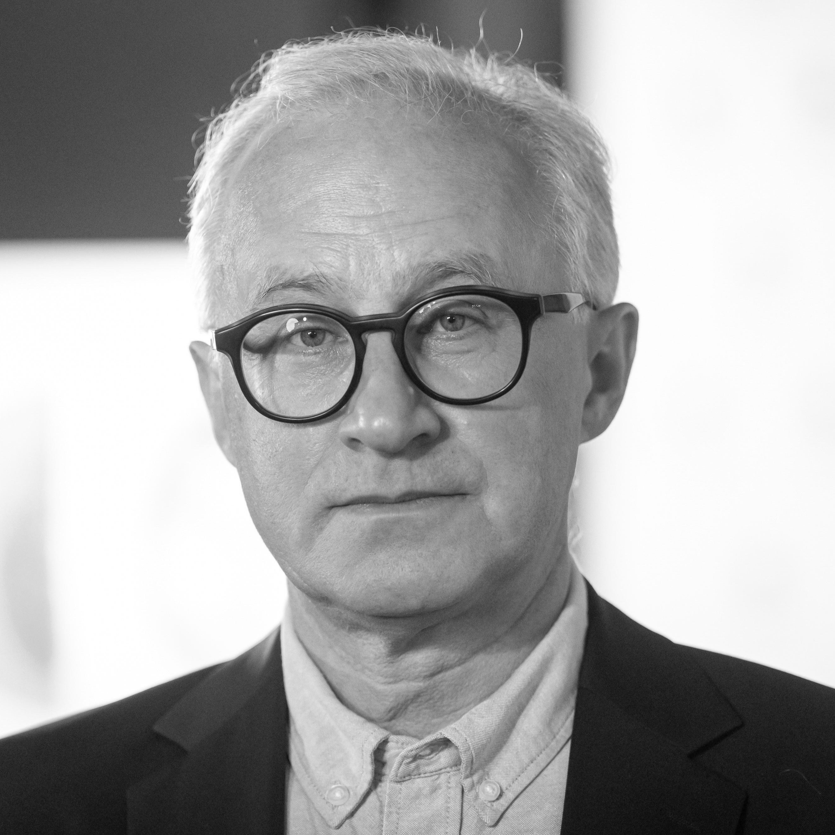  Toruń, 06.12.2024. Historyk astronomii i redaktor serii "Studia Copernicana”, prof. dr hab. Jarosław Włodarczyk podczas debaty kopernikańskiej "Od Kopernika do kwantowej grawitacji", 6 bm. w Muzeum Okręgowym w Toruniu. (sko) PAP/Tytus Żmijewski