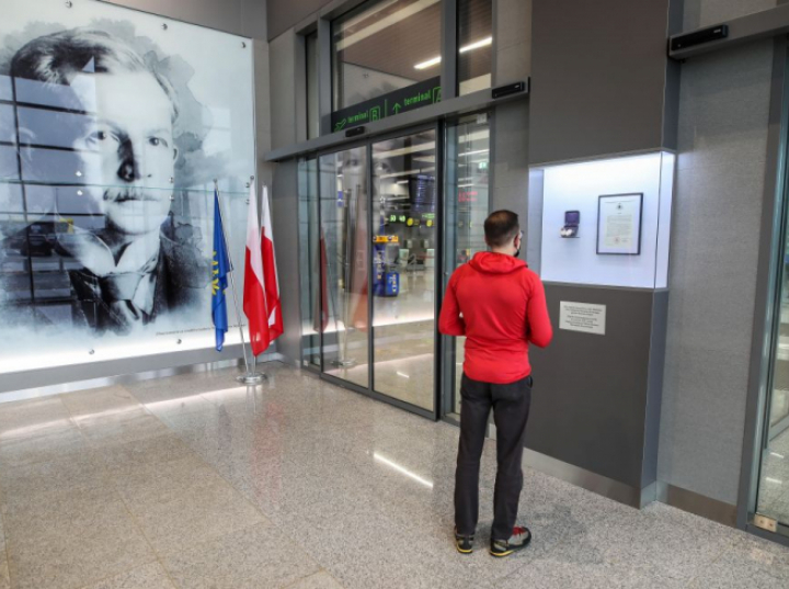 Wojciech Korfantys goldene Uhr am nach ihm benannten Flughafen |  passiert.pl