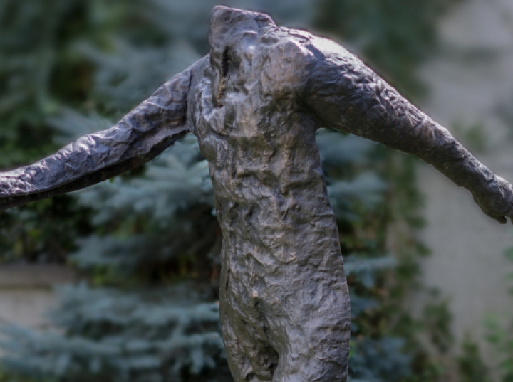 Rzeźby Abakanowicz w ogrodach królewskich na Wawelu