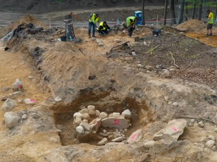 Groby i archeologiczne artefakty na terenie budowy obwodnicy Witomina w Gdyni (wideo)