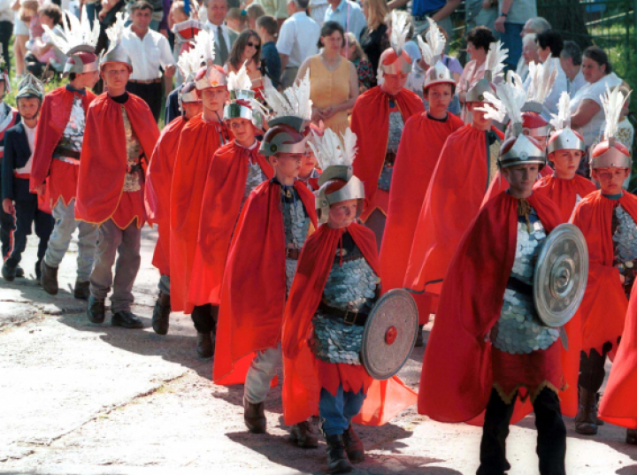 Bziuki, pucheroki, a nawet... kolędnicy - dawne zwyczaje wielkanocne wracają w lokalnych społecznościach