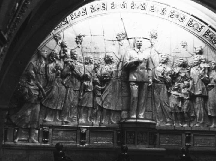 W moskiewskim metrze odsłonięto płaskorzeźbę przedstawiającą Stalina