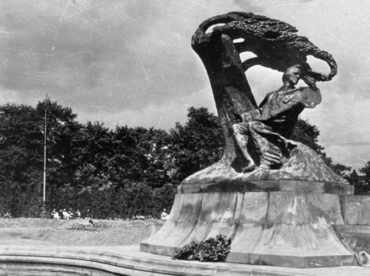 85 lat temu Niemcy zniszczyli pomnik Chopina w warszawskich Łazienkach