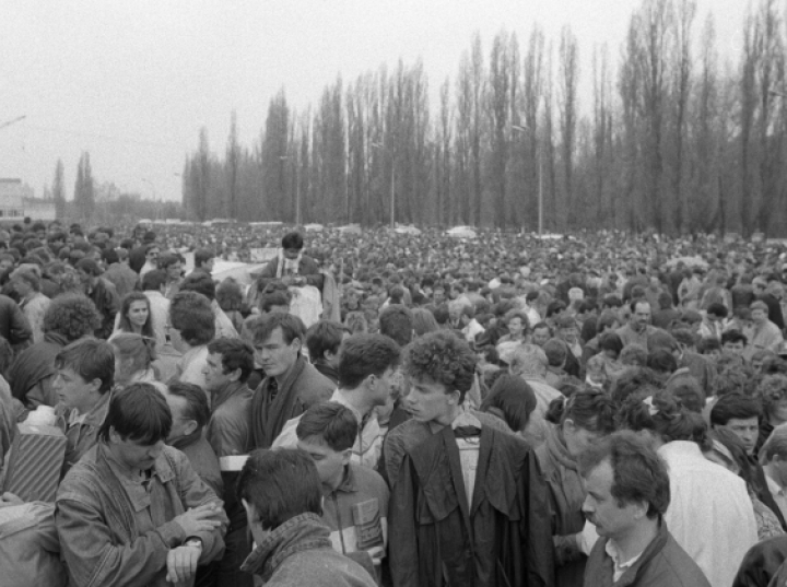 Historia jednej fotografii z Bazy Zdjęć PAP: Bazary, targi i giełdy – tak wyglądał handel w PRL