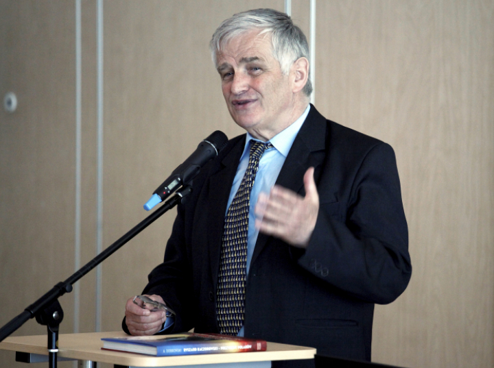 Historyk prof. Adam Czesław Dobroński z Nagrodą Srebrnej Róży od podlaskich bibliotekarzy