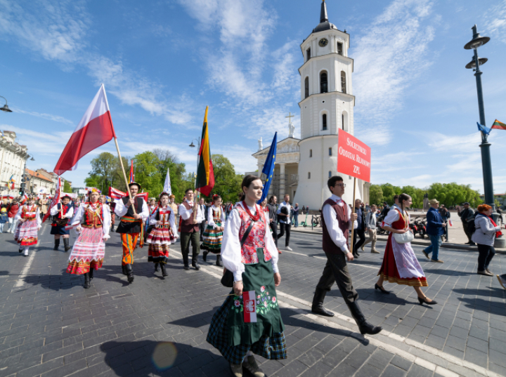 W rocznicę uchwalenia Konstytucji 3 Maja kwiaty na Rossie i "Parada Polskości" ulicami Wilna