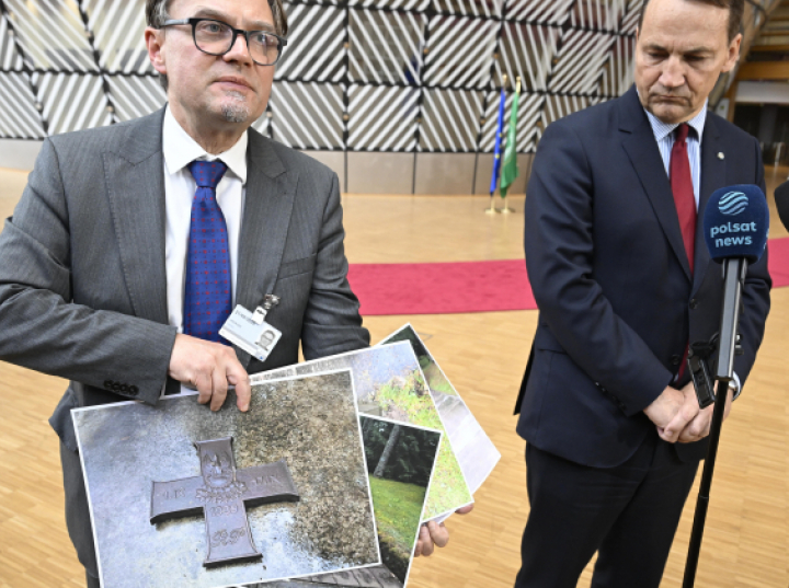 Zdewastowano pomnik zamordowanych polskich jeńców w Miednoje