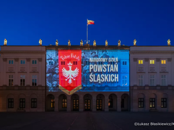Na fasadzie Pałacu Prezydenckiego iluminacja w Narodowym Dniu Powstań Śląskich