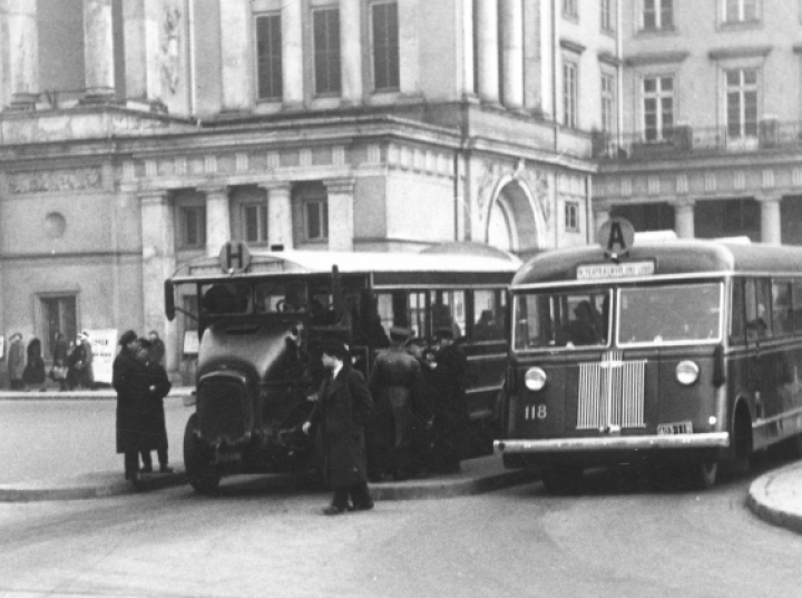 Z Placu Zbawiciela na Zamkowy – 105 lat temu po Warszawie zaczęły jeździć pierwsze autobusy