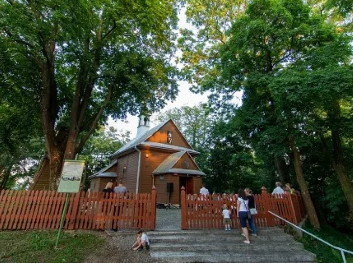 Koncerty „Smyczki na Wojciechu” w krośnieńskim drewnianym kościółku z XV w.