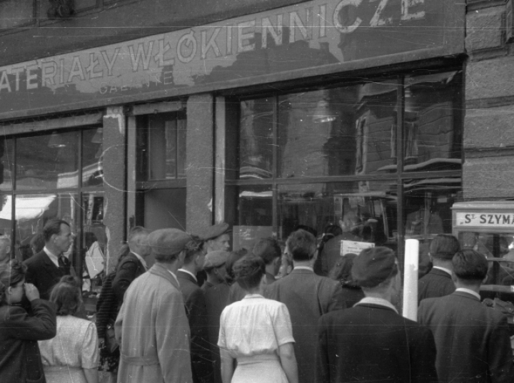 Bitwa o handel miała ograniczyć drożyznę, a doprowadziła do kolejek i pustych półek