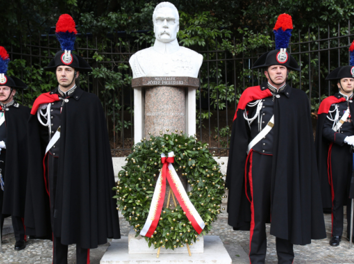 Józef Piłsudski i faszystowskie Włochy. Po śmierci nazywano go "prorokiem" i "bohaterem"