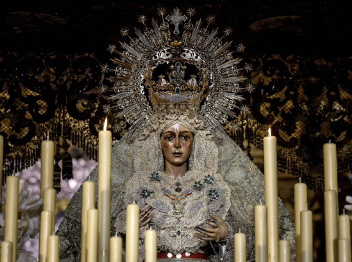 Oburzenie wiernych po nieudanej renowacji XVII-wiecznej figury Matki Boskiej w Sewilli