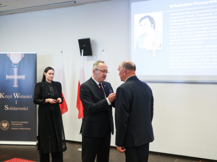 Wiceprezes IPN wręczył dawnym opozycjonistom Krzyże Wolności i Solidarności