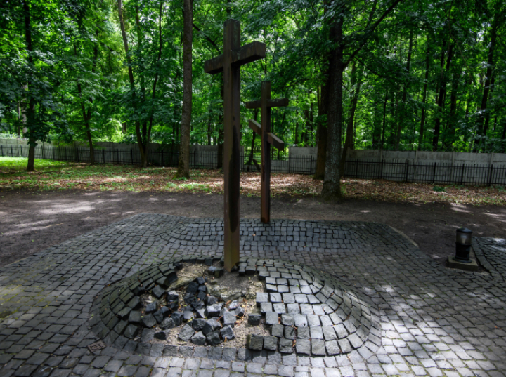 25 lat temu otwarto cmentarz katyński w Charkowie; dziś, przez rosyjskie ostrzały, nekropolia jest zamknięta (Wideo)