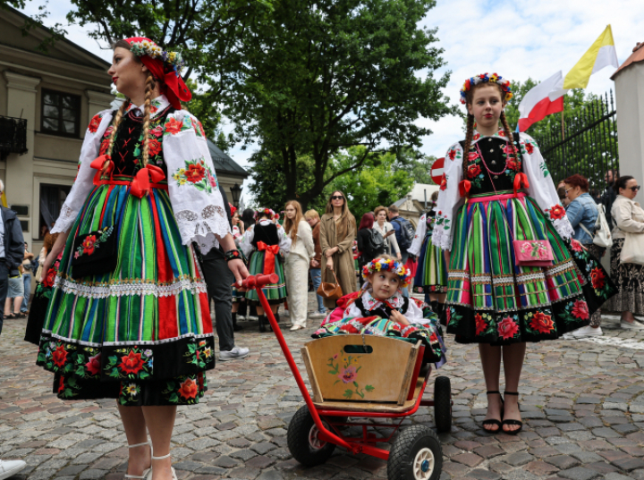 Barwna procesja z setkami wiernych i miłośnikami folkloru przeszła ulicami Łowicza